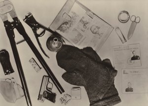 Sprzęt należący do terrorysty Wohlfartha, który 9 grudnia 1961 r. przeniknął z Berlina Zachodniego .... (zdjęcie czarno-białe) autorstwa Photographer German