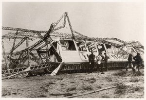 Ruiny Zeppelina LZ10 "Schwaben" po jego zniszczeniu 28 czerwca 1912 (zdjęcie czarno-białe) autorstwa Photographer German