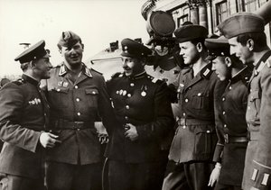Żołnierze Narodowej Armii Ludowej utrzymują bliską przyjaźń z żołnierzami Armii Radzieckiej (zdjęcie czarno-białe) autorstwa Photographer German