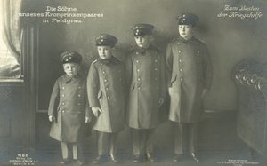 Synowie księcia Wilhelma Niemiec w mundurach wojskowych (zdjęcie czarno-białe) autorstwa Photographer German