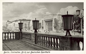 Widok na Deutsche Sporthalle, Stalinallee, Berlin Wschodni, ok. 1950 (zdjęcie czarno-białe) autorstwa Photographer German