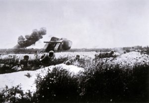 Niemieccy szturmowcy z I wojny światowej uzbrojeni w miotacze ognia, wspierani przez przechwycony brytyjski czołg Mark IV autorstwa Photographer German