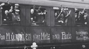 I wojny światowej wojska niemieckie wyjeżdżają na front w wagonie kolejowym z napisem „Z Monachium przez Metz do Paryża”, wrzesień 1914 (zdjęcie czarno-białe)