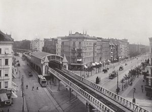 Wiener Strasse z podwyższonym dworcem kolejowym (zdjęcie czarno-białe) autorstwa Photographer German