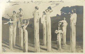 Kobiety na szczudłach przebrane za szparagi (zdjęcie czarno-białe) autorstwa Photographer German