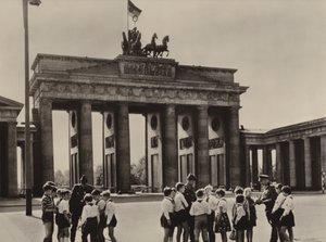 Pionierzy Yong przybywają do Bramy Brandenburskiej, symbolu Berlina, aby zobaczyć swoich przyjaciół, strażników granicznych (zdjęcie czarno-białe) autorstwa Photographer German