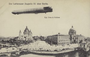 Zeppelin LZ III przelatujący nad Berlinem (zdjęcie czarno-białe) autorstwa Photographer German