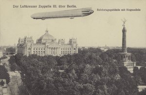Zeppelin LZ III przelatujący nad Berlinem (zdjęcie czarno-białe) autorstwa Photographer German
