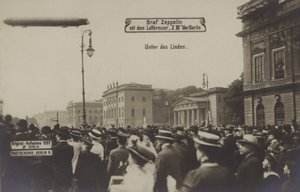 Zeppelin LZ III przelatujący nad Unter den Linden w Berlinie autorstwa Photographer German