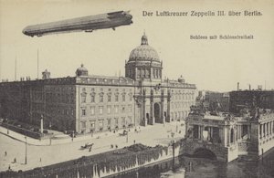 Zeppelin LZ III przelatujący nad Pałacem Miejskim w Berlinie (zdjęcie czarno-białe) autorstwa Photographer German
