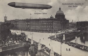 Zeppelin LZ III przelatujący nad Pałacem Miejskim w Berlinie (zdjęcie czarno-białe) autorstwa Photographer German