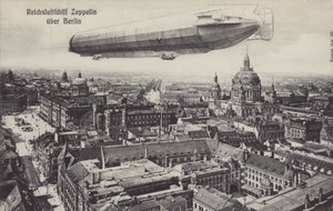 Sterowiec Zeppelin przelatujący nad Berlinem (zdjęcie czarno-białe) autorstwa Photographer German