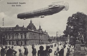 Sterowiec Zeppelin przelatujący nad Berlinem (zdjęcie czarno-białe) autorstwa Photographer German
