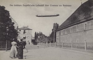 Zeppelin lecący nad Konstanz, Niemcy (zdjęcie czarno-białe) autorstwa Photographer German