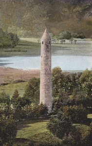 Irlandia: Ancient Round Tower, Glendalough, hrabstwo Wicklow (kolorowe zdjęcie) autorstwa Photographer Irish
