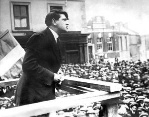 Ostatnie zdjęcie irlandzkiego polityka Michaela Collinsa podczas przemówienia w Komitecie Skibereen, marzec 1922 (zdjęcie czarno-białe)
