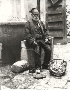 Sprzedawca ryb, z „Życia w Palermo” (zdjęcie czarno-białe) autorstwa Photographer Italian