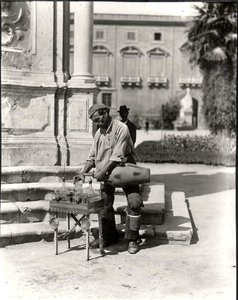 Sprzedawca wody, z „Life in Naples” (zdjęcie czarno-białe) autorstwa Photographer Italian