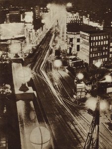 Jasne światła Ginzy, Tokio, Japonia, nocą (zdjęcie czarno-białe) autorstwa Photographer Japanese