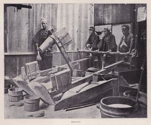 Łuszczenie ryżu lub robienie mąki ryżowej za pomocą tłuczka do ryżu, Japonia (zdjęcie czarno-białe) autorstwa Photographer Japanese