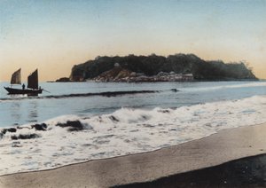 Japonia, ok. 1912: Wyspa Enoshima oglądana w pobliżu Kamakura (zdjęcie) autorstwa Photographer Japanese