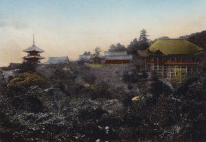 Japonia, ok. 1912: Świątynia Kiyomizu słynie z wiszącej sceny na skraju przepaści i pięciu widoków na miasto Kioto (zdjęcie) autorstwa Photographer Japanese