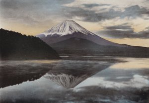 Japonia, ok. 1912: Góra Fuji z jeziora Shoji (zdjęcie) autorstwa Photographer Japanese