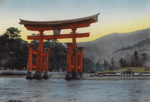 Japonia, ok. 1912: Święta wyspa Miyajima na morzu śródlądowym, jedna z trzech najbardziej znanych scen w Japonii; Świątynia została wzniesiona tutaj przez Kiyomori w XII wieku (foto) autorstwa Photographer Japanese