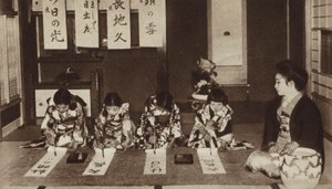 Japońskie uczennice piszące pędzlami w przedszkolu (zdjęcie czarno-białe) autorstwa Photographer Japanese