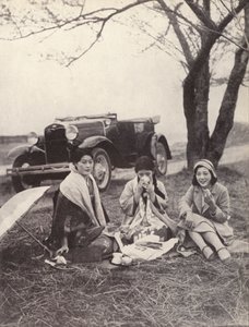 Japońskie kobiety na pikniku w zachodnich ubraniach (zdjęcie czarno-białe) autorstwa Photographer Japanese