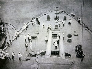 Przedni pokład „Mikasa”, największego japońskiego okrętu wojennego i okrętu flagowego admirała Togo (zdjęcie czarno-białe) autorstwa Photographer Japanese