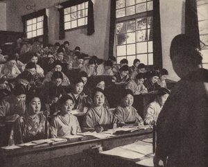Młode Japonki na ostatnim roku studiów na Uniwersytecie Kobiet w Tokio (zdjęcie czarno-białe)