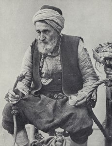 Chłop palący fajkę wodną, Izmir, Turcja (zdjęcie czarno-białe) autorstwa Photographer Turkish
