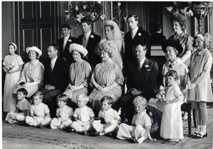 Grupowe zdjęcie ślubne Lorda Hartingtona i Amandy z królową HM i królową matką, 28 czerwca 1967 (zdjęcie czarno-białe)