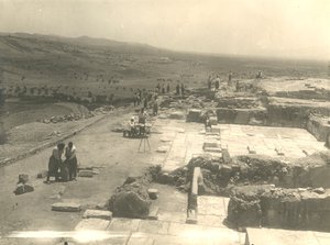 Widok wykopalisk pałacu Fajstos, włoska misja archeologiczna kierowana przez Luigiego Perniera i Federico Halbherra, Kreta, Grecja autorstwa Blaise Nicolas Le Sueur