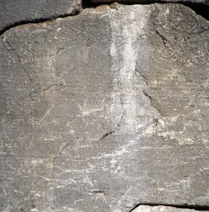 Ściana z napisami w pobliżu Świątyni Apolla w Delfach (Lista Światowego Dziedzictwa UNESCO)