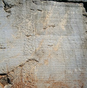 Ściana z napisami w pobliżu Świątyni Apolla w Delfach (Lista Światowego Dziedzictwa UNESCO) autorstwa Blaise Nicolas Le Sueur