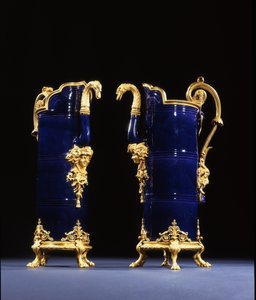 Dwa dzbanki, ok. 1767 (porcelana z lamówką z brązu) autorstwa Pierre Gouthière