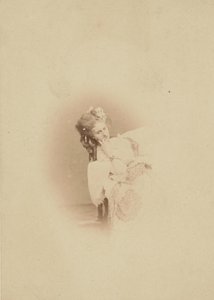 [Winietowane siedzenie w sukni Ritrosetta], 1861-67. autorstwa Pierre Louis Pierson