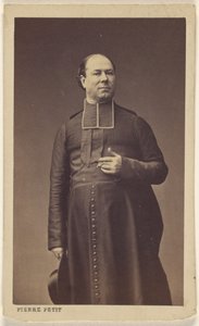 [Niezidentyfikowany duchowny stoi, trzymając kapelusz]. autorstwa Pierre Petit
