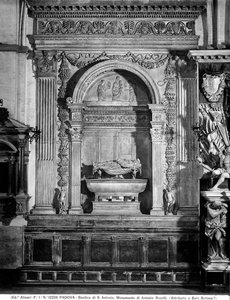 Pomnik Antonio Roselli (marmur) autorstwa Pietro Lombardo
