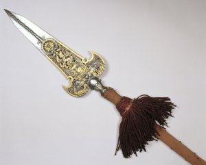 Włócznia gwardii króla Ludwika XIV (1638-1715) Francji (stal i złoto oprawione w drewno)