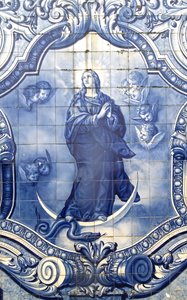 Fragment ozdobnego panelu przedstawiający Matkę Boską miażdżącą Węża, Lamego, Portugalia. 1738 autorstwa Portuguese School