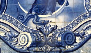 Fragment ozdobnego panelu przedstawiający Matkę Boską miażdżącą Węża, Lamego, Portugalia. 1738 (płytki ceramiczne) autorstwa Portuguese School
