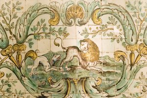 Majolika przedstawiająca kafelki psa goniącego lwa, z Pokoju Myśliwskiego w Palacio da Praia, Belem, ok. 1680 (ceramika) autorstwa Portuguese School