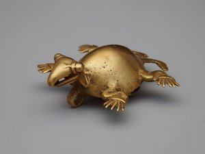 Dzwonek wiszący: żółw, 800-1200 (złoty) autorstwa Pre Columbian Pre Columbian