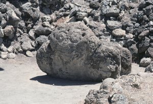 Kamienna rzeźba twarzy, późny okres postklasyczny autorstwa Pre Columbian