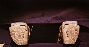 Fragment jarzma używanego w ceremonialnych grach w piłkę, Vera Cruz (kamień) autorstwa Pre Columbian Pre Columbian