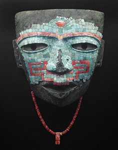 Maska pogrzebowa pokryta turkusową i czerwoną mozaiką z muszli. Artefakt z Teotihuacan w Meksyku. Cywilizacja Teotihuacan - sztuka prekolumbijska: maska pogrzebowa z turkusowych i różowych kamieni datowana na cywilizację Teotihuacan III (300-650 ne) w Meks