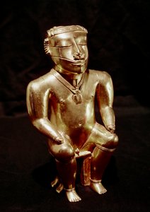 Sztuka prekolumbijska, cywilizacja Quimbaya (Kolumbia): statuetka siedzącego człowieka w złocie, 400-1400 ne - Bogota, Museo de Oro, Kolumbia - sztuka prekolumbijska, cywilizacja Quimbaya (Kolumbia), figura antropomorficzna: siedzący mężczyzna - złota rzeź